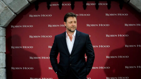 Russell Crowe révèle s’être fracturé les deux jambes pendant le tournage de «Robin des Bois»