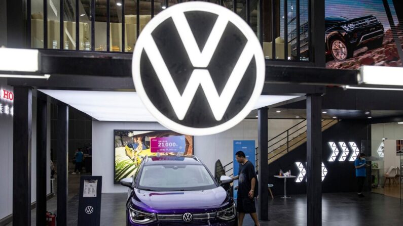 Un participant regarde la Volkswagen ID.6X lors du Salon international de l'automobile en Chine centrale 2022 à Wuhan, dans la province chinoise du Hubei, le 14 juillet 2022. (Getty Images/Stringer)