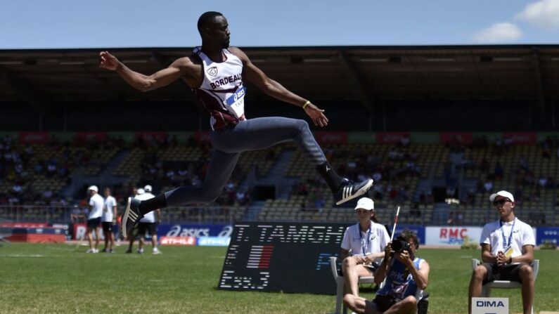 Le champion du monde 2013 du triple saut Teddy Tamgho, qui rêve à 34 ans des JO-2024 à Paris, a sauté en compétition pour la première fois depuis près de cinq ans, vendredi à Madrid, et atterri à un modeste 15,20 m. (Photo : PASCAL PAVANI/AFP via Getty Images)