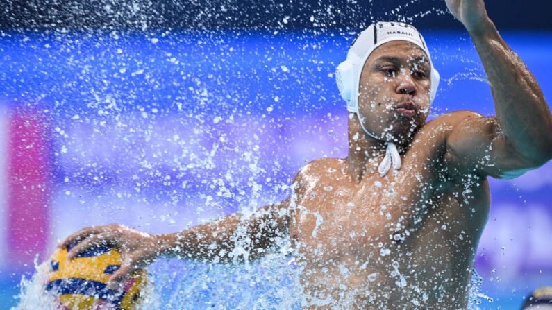 L'équipe de France masculine de water-polo s'est qualifiée pour les demi-finales des Championnats du monde pour la première fois de son histoire en battant la Hongrie, championne du monde en titre, mardi à Doha. (Photo : SEBASTIEN BOZON/AFP via Getty Images)