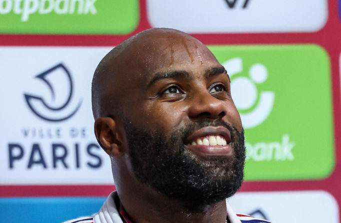 Teddy Riner a remporté dimanche le tournoi de Paris pour la huitième fois, un record qui lance parfaitement son année à moins de six mois des Jeux olympiques. (Photo : EMMANUEL DUNAND/AFP via Getty Images)