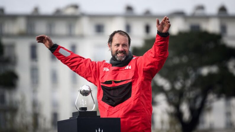 Thomas Coville (Sodebo) a franchi jeudi en 2e position la ligne de l'Ultim Challenge à Brest (Finistère), livrant lors de son arrivée bouleversante les émotions d'un marin-poète unique en son genre. (Photo : LOIC VENANCE/AFP via Getty Images)