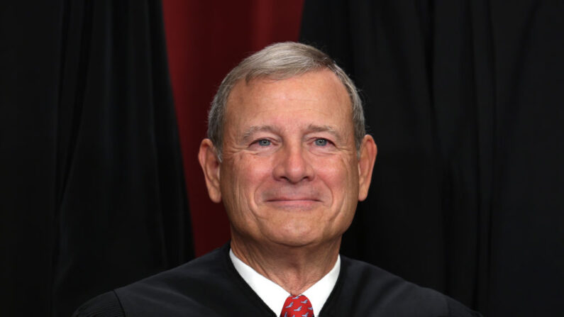 Le président de la Cour suprême des États-Unis, John Roberts, pose pour un portrait officiel dans la salle de conférence Est du bâtiment de la Cour suprême, le 7 octobre 2022 à Washington, DC. (Alex Wong/Getty Images)