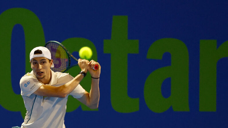 Le n°1 Français Ugo Humbert, vainqueur du Russe Pavel Kotov (64e) 6-4, 6-1, a rendez-vous en quarts de finale du tournoi ATP 250 de Doha avec Gaël Monfils (68), tombeur du Chinois Zhang Zhizhen (48e) 4-6, 7-5, 7-6 (7/2), mercredi. (Photo : KARIM JAAFAR/AFP via Getty Images)