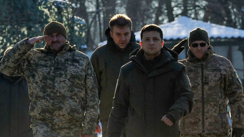 Le président ukrainien Volodymyr Zelenskyy rencontre des militaires lors d'une visite dans la région de Donetsk en Ukraine, le 6 décembre 2019. (EVGENIYA MAKSYMOVA/AFP via Getty Images)