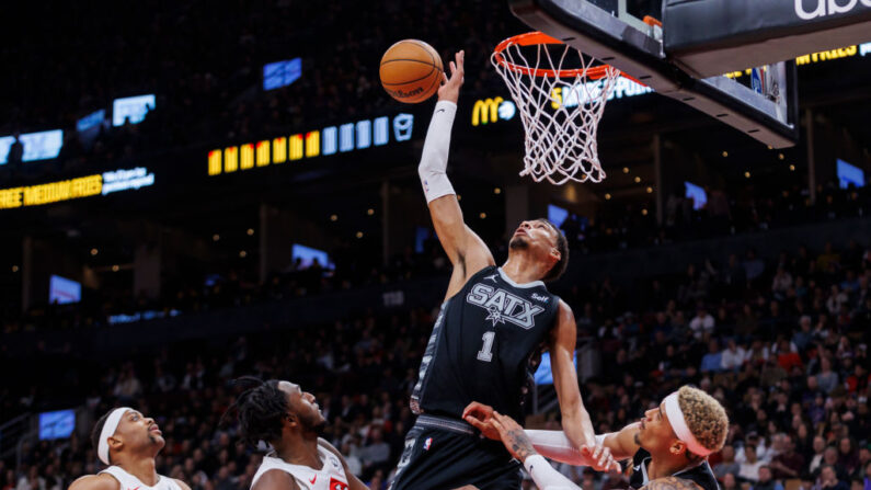 Victor Wembanyama a réussi un triple-double avec 27 points, 14 rebonds et surtout 10 contres, une performance rare, pour aider les San Antonio Spurs à écraser les Raptors 122 à 99 lundi à Toronto. (Photo : Cole Burston/Getty Images)