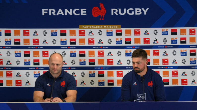 Le capitaine de l'équipe de France, Gregory Alldritt (à.d), et l'entraîneur William Servat (à.g) à la veille du match des Six Nations entre la France et l'Irlande. (Photo : NICOLAS TUCAT/AFP via Getty Images)