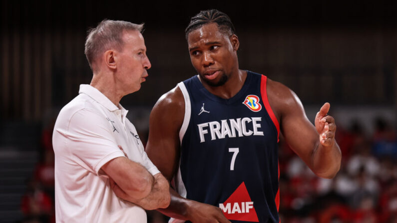 Les basketteurs français, sont venus à bout de la Bosnie-Herzégovine (74-64) chez elle lundi à Tuzla, confirmant leur bonne entame de qualifications pour l'Euro-2025. (Photo : Takashi Aoyama/Getty Images)