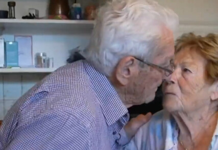 René et Denise, tous deux centenaires. (Capture d'écran vidéo compte Instagram allo.docteurs) 