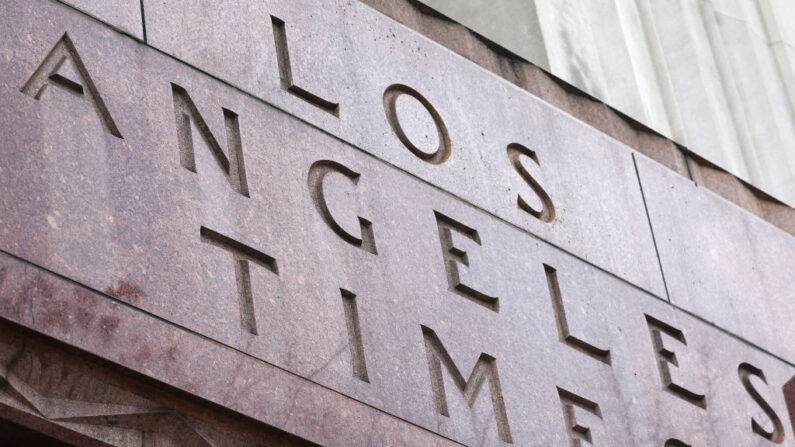 LOS ANGELES, CALIFORNIE - 19 JANVIER : L'ancien bâtiment du LA Times au centre-ville après que les membres de la Guilde du LA Times se soient rassemblés devant l'hôtel de ville pour protester contre les licenciements imminents "importants" au sein du journal lors d'une journée de grève le 19 janvier 2024 à Los Angeles, en Californie. Cette grève d'une journée est le premier arrêt de travail dans la salle de rédaction en 142 ans d'histoire du journal. La Guilde représente environ 400 employés de la rédaction.  (Photo par Mario Tama/Getty Images)