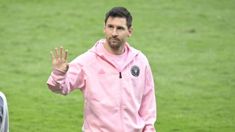 Lionel Messi sort du tunnel des joueurs avant le début du match à Hong Kong le 4 février 2024. (Hui Tat/Epoch Times)