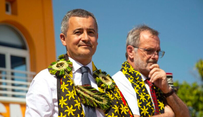 Gérald Darmanin (G), en visite à Mayotte pour défendre Wuambushu, une opération visant à combattre l'immigration clandestine, le 24 juin 2023. (Photo: CHAFION MADI/AFP via Getty Images)