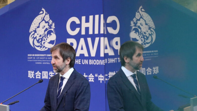 Le ministre de l'Environnement et du Changement climatique Steven Guilbeault parle au pavillon de la Chine lors de la Conférence des Parties des Nations Unies (COP15) à Montréal le 14 décembre 2022. (Lars Hagberg/AFP via Getty Images)