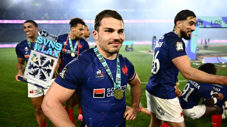 "On a un groupe très ambitieux", a expliqué Antoine Dupont, star du XV vainqueur avec l'équipe de France de rugby à VII du tournoi de Los Angeles dimanche. (Photo : PATRICK T. FALLON/AFP via Getty Images)