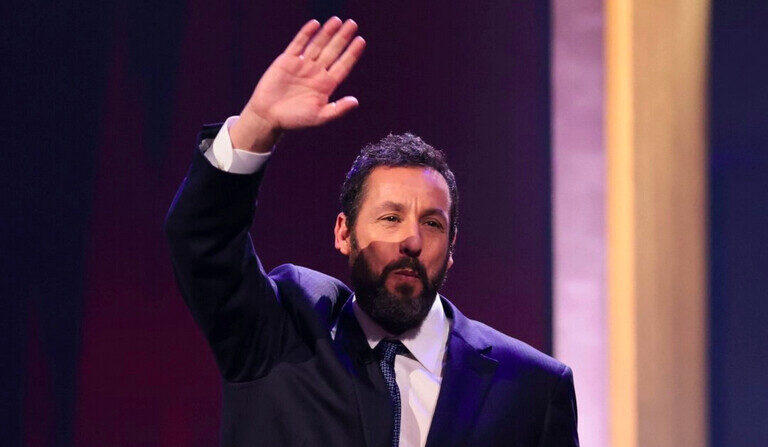 L'acteur Adam Sandler monte sur scène lors de la 24e édition du Prix Mark Twain de l'humour américain au John F. Kennedy Center for the Performing Arts à Washington, le 19 mars 2023. (Oliver Contreras/AFP via Getty Images)