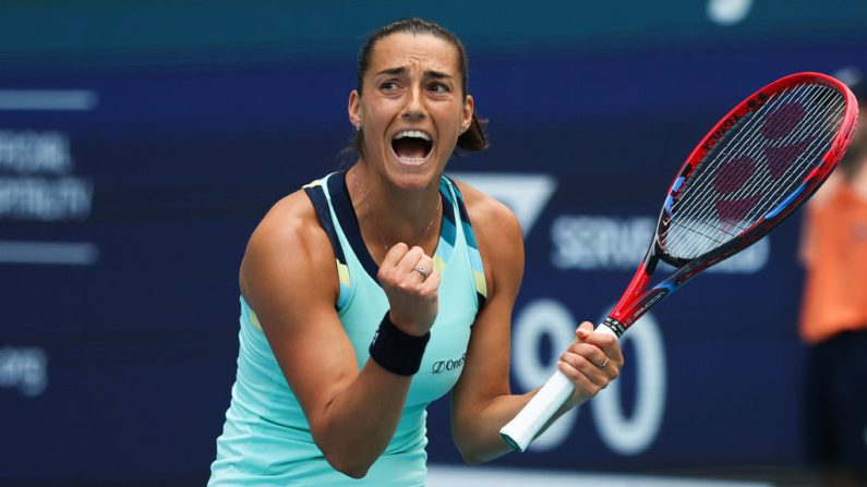 Caroline Garcia s'est qualifiée lundi pour les quarts de finale du tournoi WTA 1000 de Miami en battant au bout d'un match plein de rebondissements l'Américaine Coco Gauff, n°3 mondiale, en 1 h 43 min. (Photo : Megan Briggs/Getty Images)