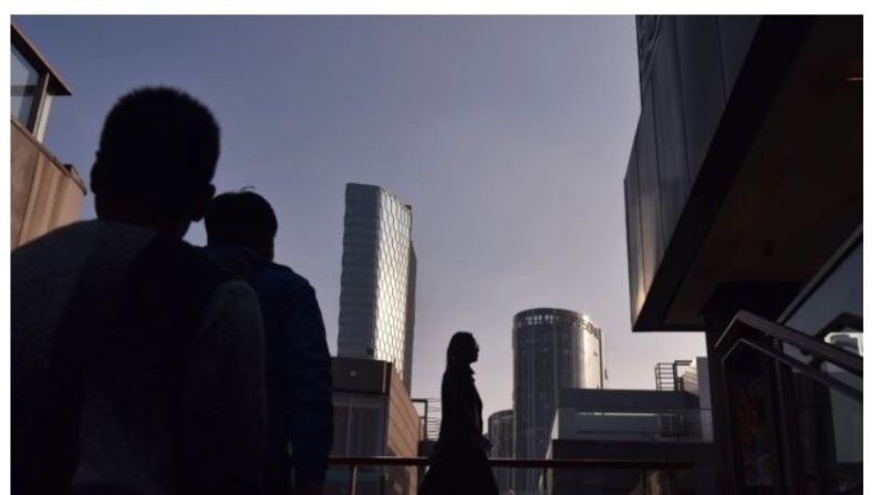 Des gens marchent dans un centre commercial à Pékin, le 18 octobre 2018. (Greg Baker/AFP via Getty Images)