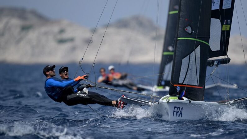 Erwan Fischer et Clément Pequin sont devenus champions du monde de 49er (dériveur double) dimanche à Lanzarote (Espagne), un premier titre planétaire dans cette catégorie olympique pour la voile française.
 (Photo : NICOLAS TUCAT/AFP via Getty Images)