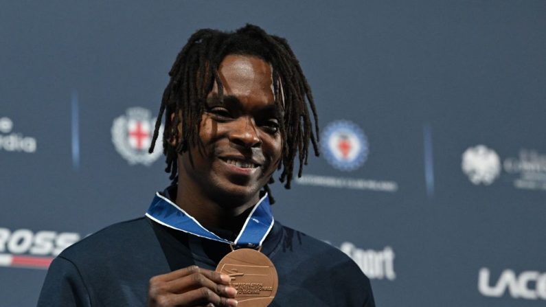 Enzo Lefort pose sur le podium après la finale de l'épreuve individuelle de fleuret masculin senior, dans le cadre des Championnats du monde d'escrime de la FIE à la Foire Allianz MI.CO (Milano Convegni) à Milan, le 27 juillet 2023. (Photo : ANDREAS SOLARO/AFP via Getty Images)