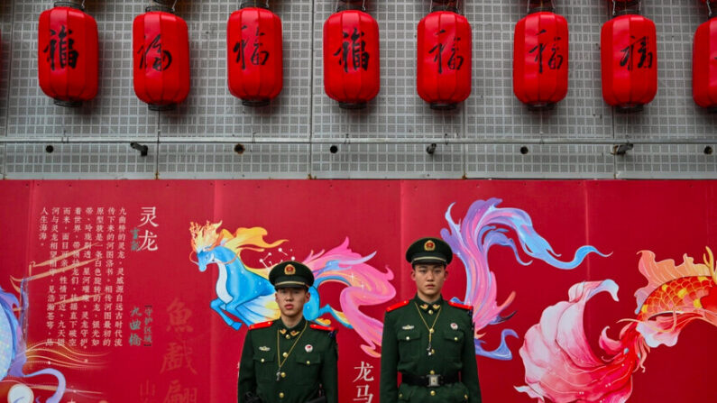 Des policiers paramilitaires chinois montent la garde pendant que les gens visitent le jardin Yu au cours du quatrième jour de la nouvelle année lunaire du dragon à Shanghai, en Chine, le 13 février 2024. (Hector Retamal/AFP via Getty Images)