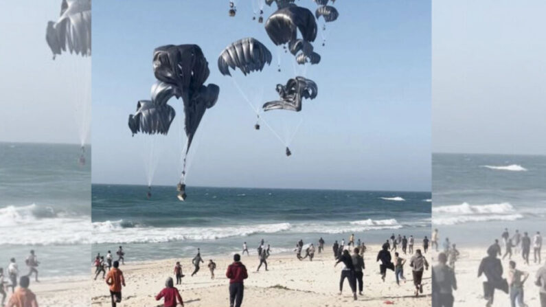 Dans cette image tirée d'une vidéo AFPTV, un avion américain transportant des colis alimentaires survole une plage de la bande de Gaza avant de larguer l'aide humanitaire attachée à des parachutes, le 2 mars 2024. (Aline Manoukian/AFP via Getty Images)