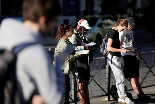 La plateforme « 1jeune1solution » dédiée aux offres de stage sera ouverte aux entreprises mercredi à partir de 14h00. (Photo THOMAS COEX/AFP via Getty Images)