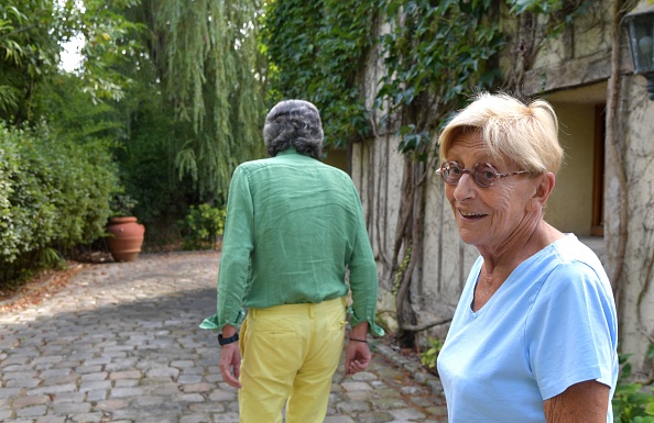 L'ancien maire de Levallois-Perret Patrick Balkany, aux côtés de son épouse Isabelle Balkany, se promène dans son jardin à Giverny le 5 août 2022, après sa sortie de la prison de Fleury-Mérogis.  (JEAN-FRANCOIS MONIER/AFP via Getty Images)