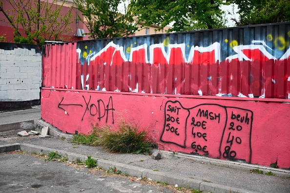 Un mur du quartier de la Paternelle dans les quartiers nord de Marseille le 31 mars 2023, où les clans de DZ Mafia et Yoda sont en rivalité. (Photo CHRISTOPHE SIMON/AFP via Getty Images)