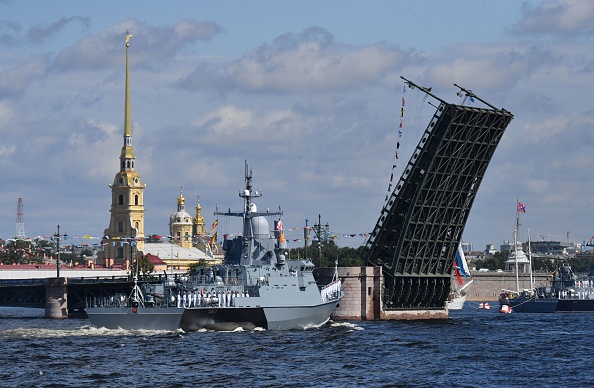 Des navires de guerre russes à Saint-Pétersbourg, le 30 juillet 2023. (Photo by -/AFP via Getty Images)