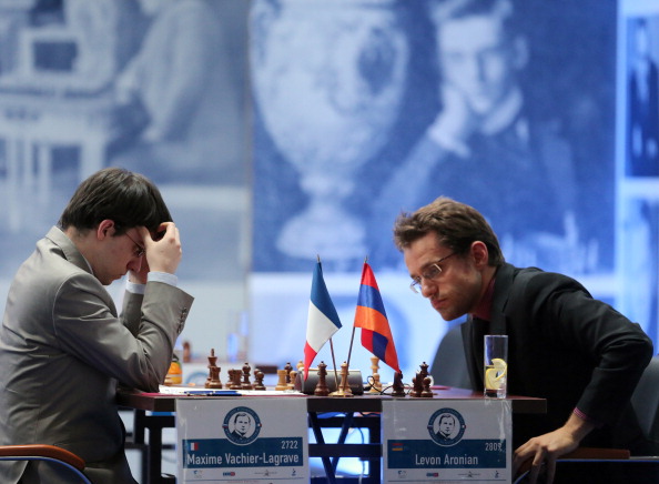 Illustration. Levon Aronian (d) joue contre Maxime Vachier-Lagrave lors de la finale du tournoi du Alekhine Memorial à Saint-Pétersbourg le 1er mai 2013.  (Photo OLGA MALTSEVA/AFP via Getty Images)