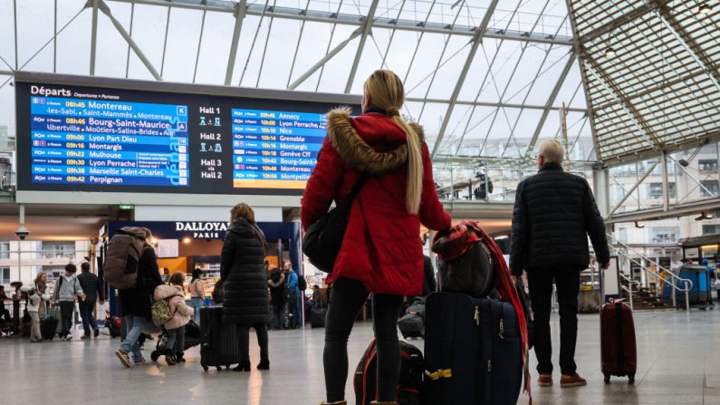 Des voyageurs en gare de Lyon, à Paris. (Photo: IAN LANGSDON/AFP via Getty Images)