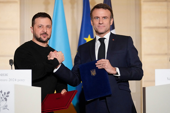 Emmanuel Macron et Volodymyr Zelensky au palais présidentiel de l'Élysée à Paris le 16 février 2024, après la signature d'un accord de sécurité bilatéral. (THIBAULT CAMUS/POOL/AFP via Getty Images)