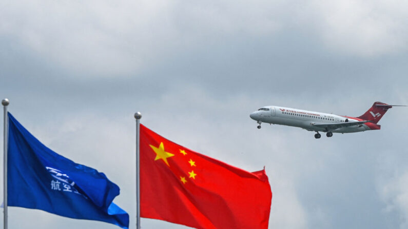 Un avion chinois COMAC ARJ-21 passe devant le Singapore Airshow à Singapour le 22 février 2024. (ROSLAN RAHMAN/AFP via Getty Images)