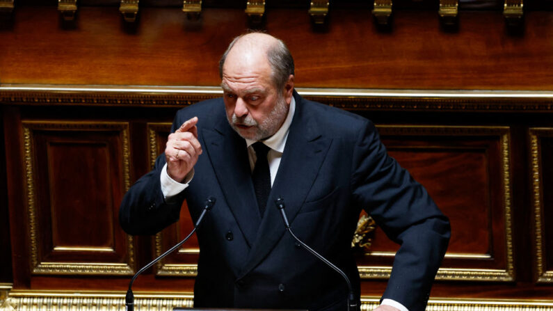 Le ministre français de la Justice, Eric Dupond-Moretti, s'exprime avant le vote sur un projet gouvernemental visant à inscrire la "liberté" d'avorter dans la Constitution française, au Sénat français à Paris, le 28 février 2024. (STEPHANE DE SAKUTIN/AFP via Getty Images)