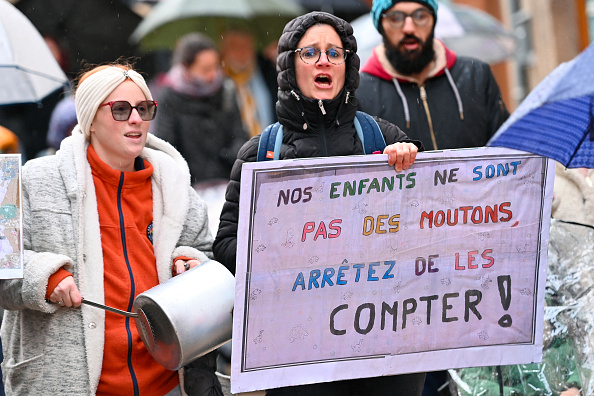 Une marche pour protester contre la fermeture d'une classe à l'école primaire publique « La Coustarade », à Marvejols, le 27 février 2024. (Photo SYLVAIN THOMAS/AFP via Getty Images)