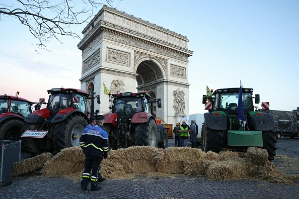 À côté de l'Arc de Triomphe sur l'avenue des Champs-Élysées lors d'une manifestation du syndicat des agriculteurs, le 1er mars 2024. (Photo THOMAS SAMSON/AFP via Getty Images)