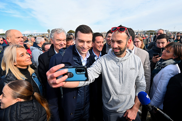 Jordan Bardella prend un selfie avec un sympathisant à "l'abrivado des plages", au Grau du Roi, le 2 mars 2024. (Photo SYLVAIN THOMAS/AFP via Getty Images)