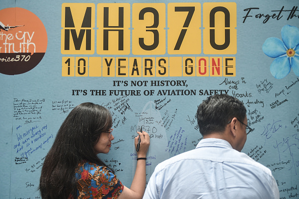 Le 10e anniversaire de la disparition du vol MH370 de Malaysia Airlines transportant 239 personnes, disparu des écrans radar le 8 mars 2014 alors qu'il faisait route de Kuala Lumpur à Pékin, à Subang Jaya, le 3 mars 2024. (Photo ARIF KARTONO/AFP via Getty Images)