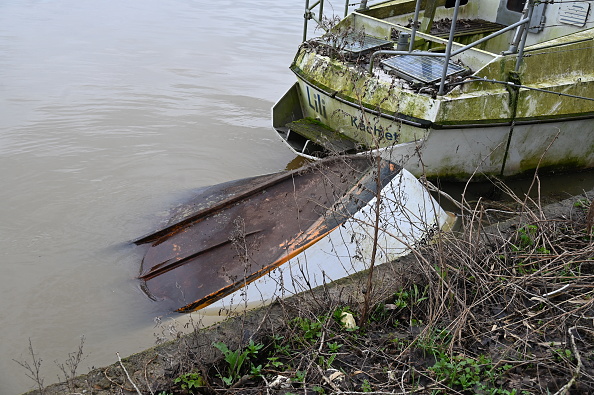 Cette photo prise à Watten, le 3 mars 2024, montre un petit bateau qui transportait des migrants après avoir chaviré dans le canal de l'Aa, tuant une fillette de sept ans. (Photo BERNARD BARRON/AFP via Getty Images)