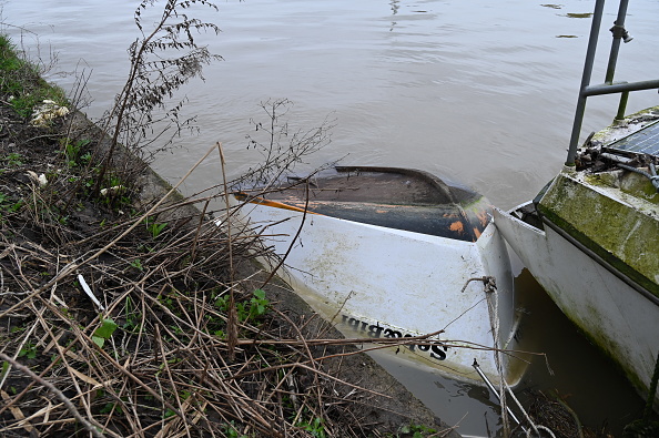 Prise à Watten le 3 mars 2024, une photo du petit bateau qui transportait des migrants après avoir chaviré dans le canal de l'Aa, tuant une fillette de sept ans. (Photo BERNARD BARRON/AFP via Getty Images)