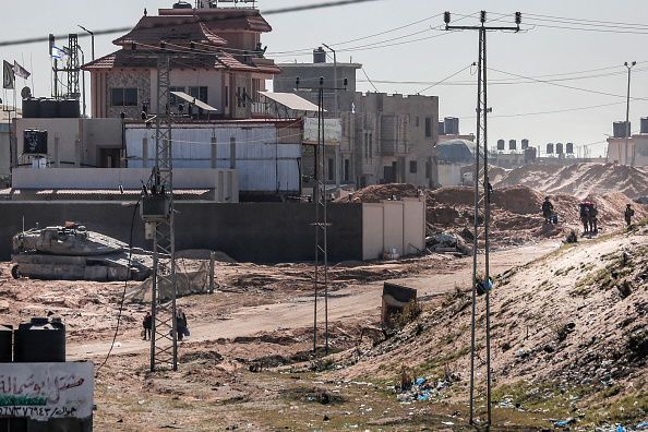 Des femmes palestiniennes fuient la zone de Hamad City à Khan Yunis dans le sud de la bande de Gaza, le 5 mars 2024. (Photo -/AFP via Getty Images)