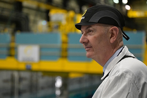 Roland Lescure, ministre de l'Industrie, visite la piscine d'entreposage des déchets nucléaires d'Orano la Hague. (Photo DAMIEN MEYER/AFP via Getty Images)