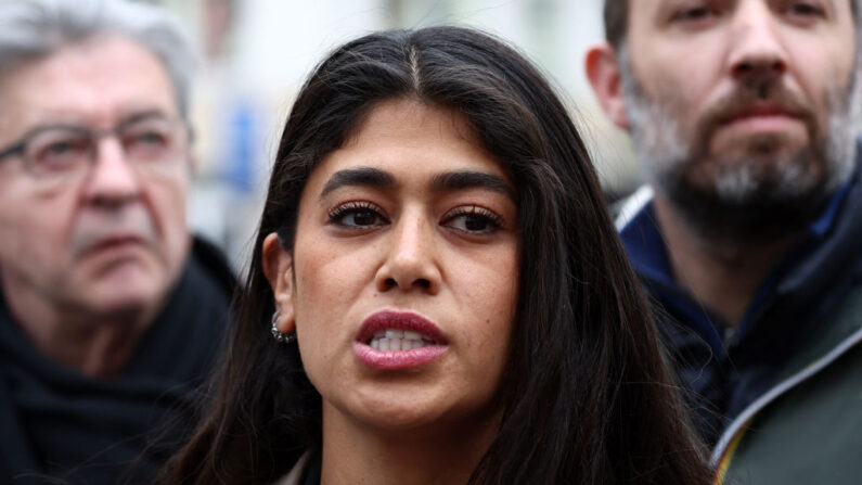 Rima Hassan, fondatrice franco-palestinienne de l'Observatoire des camps de réfugiés (OCR) s'adresse aux journalistes avant le début d'une manifestation appelant à un cessez-le-feu immédiat dans la bande de Gaza, place de la République à Paris, le 9 mars 2024. (EMMANUEL DUNAND/AFP via Getty Images)