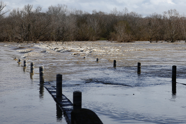 Un pont submergé par la rivière Gard en crue à Dions, le 10 mars 2024. (Photo CLEMENT MAHOUDEAU/AFP via Getty Images)