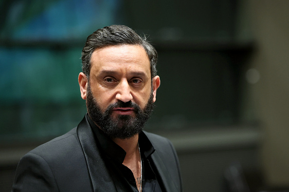 L'animateur Cyril Hanouna assiste à une séance devant la commission d'enquête parlementaire sur l'attribution des fréquences TV, à l'Assemblée nationale à Paris, le 14 mars 2024. (ALAIN JOCARD/AFP via Getty Images)