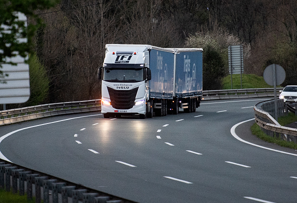 Des géants mesurant jusqu'à 25 mètres et pesant jusqu'à 60 tonnes selon les normes européennes. (Photo ANDER GILLENEA/AFP via Getty Images)