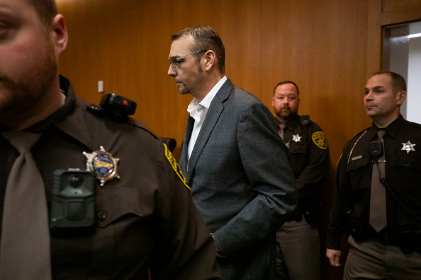 James Crumbley, le père d'Ethan Crumbley, le tireur du lycée Oxford, entre dans la salle d'audience pour entendre le verdict du jury sur quatre chefs d'accusation d'homicide involontaire. (Photo Bill Pugliano/Getty Images)