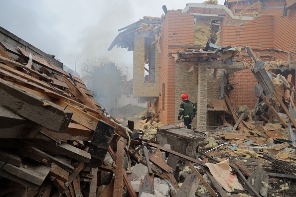 Un secouriste ukrainien travaille sur le site d'une attaque de missiles à Odessa le 15 mars 2024. (Photo OLEKSANDR GIMANOV/AFP via Getty Images)