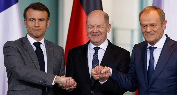 Emmanuel Macron, le chancelier allemand Olaf Scholz (au c.) et le Premier ministre polonais Donald Tusk lors d'une conférence de presse à la Chancellerie à Berlin, le 15 mars 2024. (Photo ODD ANDERSEN/AFP via Getty Images)