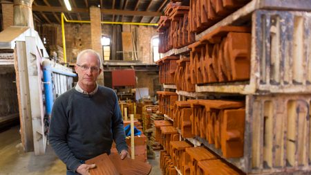 Retour un siècle en arrière dans la dernière tuilerie artisanale de Lorraine